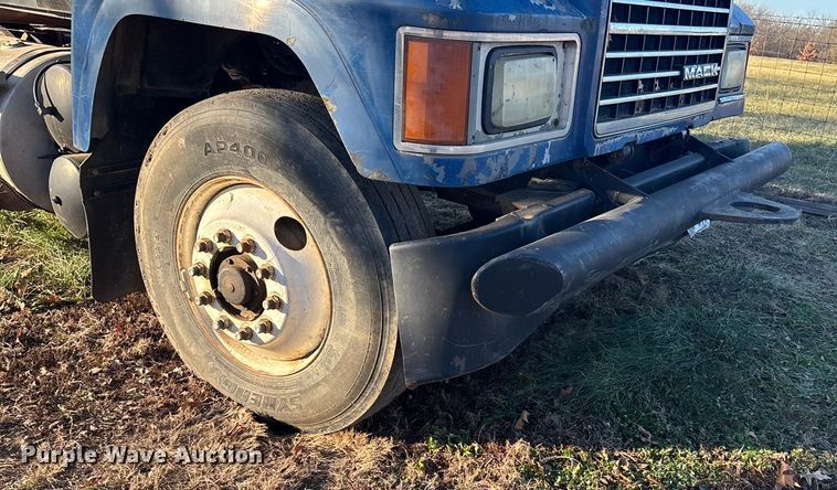 image for item FG1602 1998 Mack CH613 semi truck