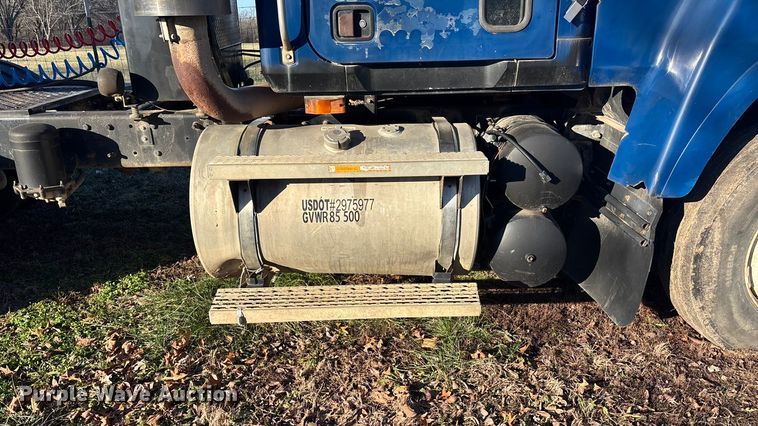 image for item FG1602 1998 Mack CH613 semi truck