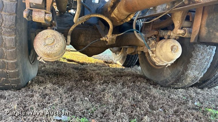 image for item FG1602 1998 Mack CH613 semi truck