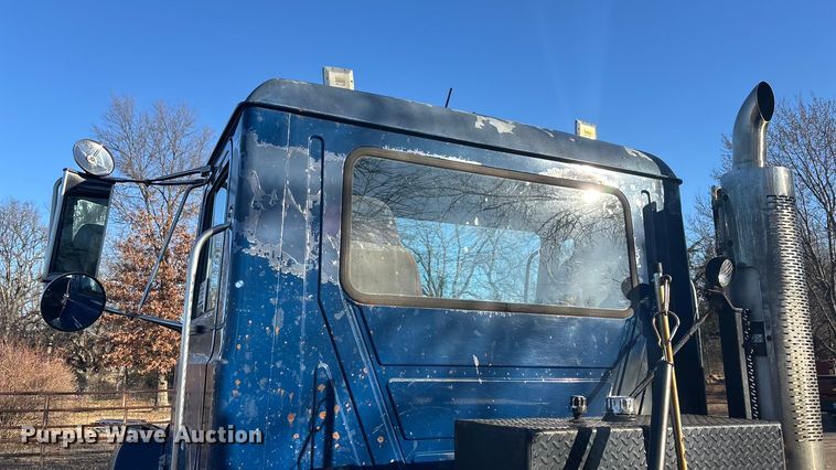 image for item FG1602 1998 Mack CH613 semi truck