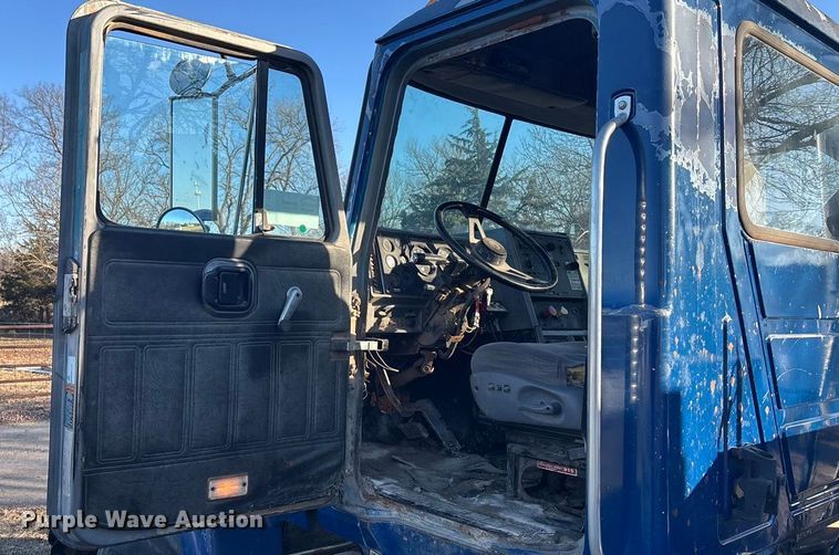 image for item FG1602 1998 Mack CH613 semi truck