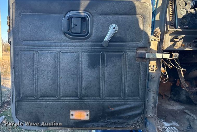 image for item FG1602 1998 Mack CH613 semi truck