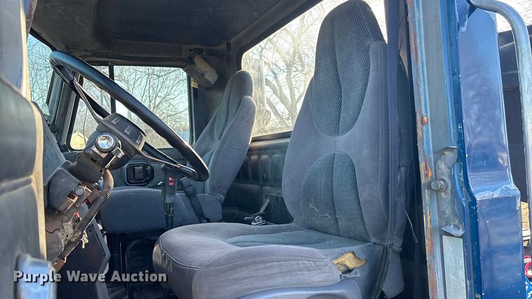 image for item FG1602 1998 Mack CH613 semi truck