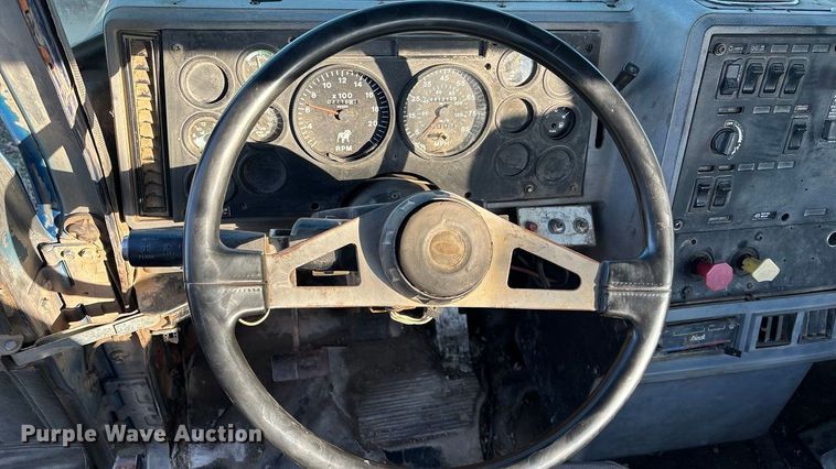 image for item FG1602 1998 Mack CH613 semi truck