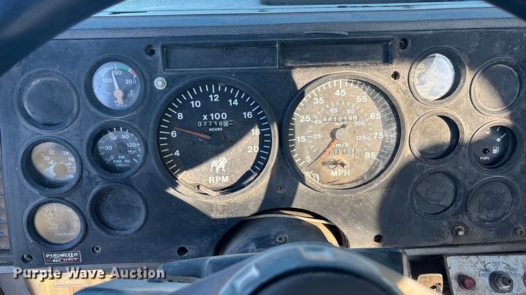 image for item FG1602 1998 Mack CH613 semi truck