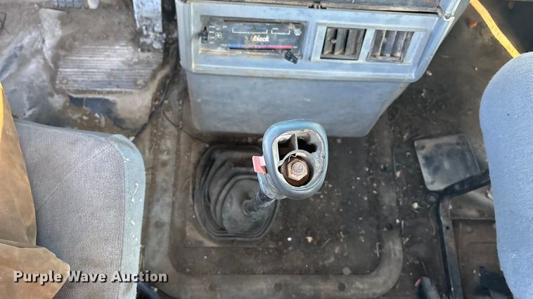 image for item FG1602 1998 Mack CH613 semi truck