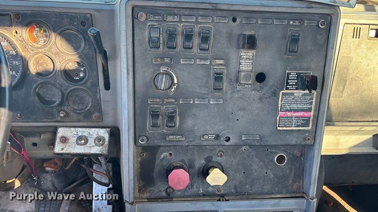 image for item FG1602 1998 Mack CH613 semi truck