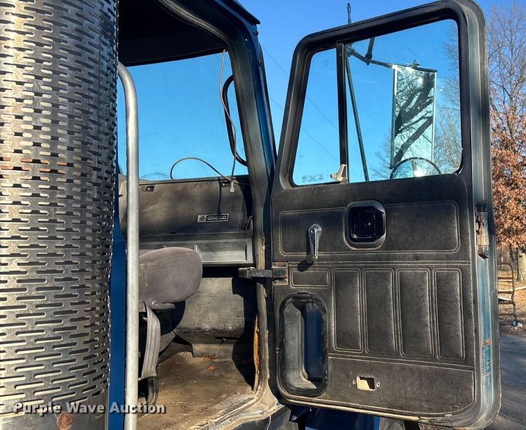 image for item FG1602 1998 Mack CH613 semi truck