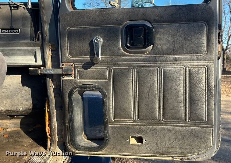 image for item FG1602 1998 Mack CH613 semi truck