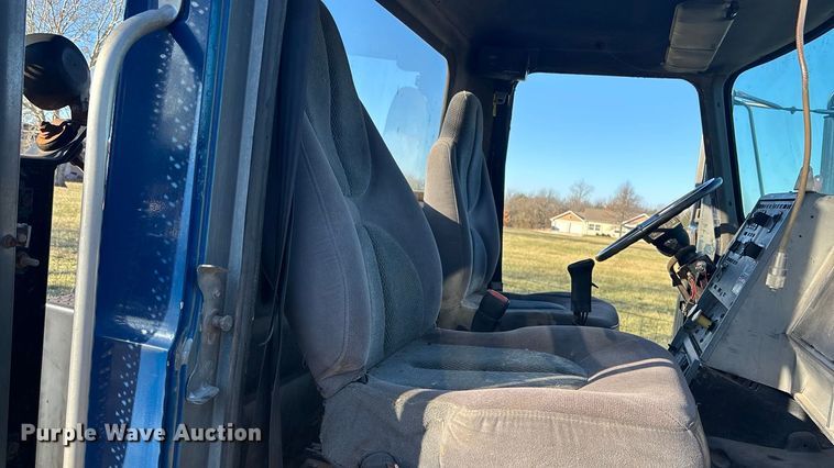 image for item FG1602 1998 Mack CH613 semi truck