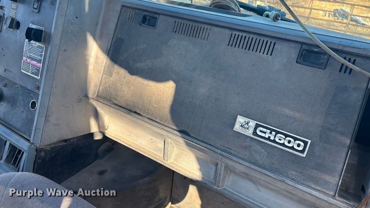 image for item FG1602 1998 Mack CH613 semi truck