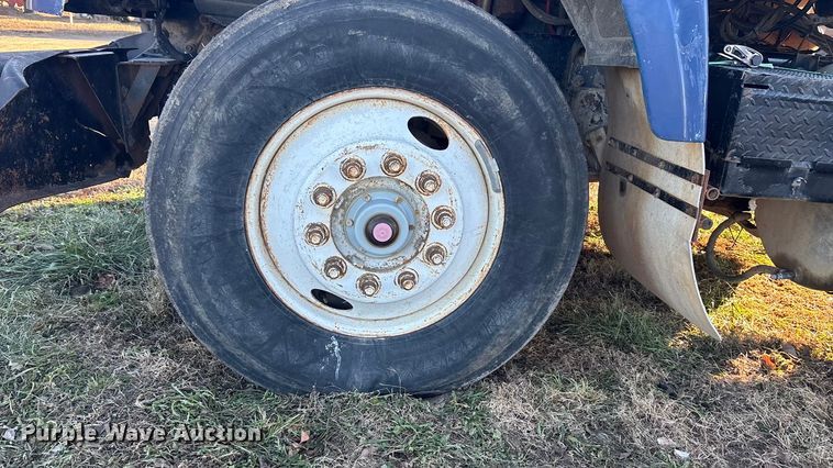 image for item FG1602 1998 Mack CH613 semi truck