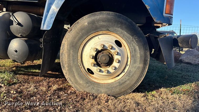 image for item FG1602 1998 Mack CH613 semi truck