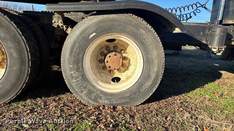 image for item FG1602 1998 Mack CH613 semi truck