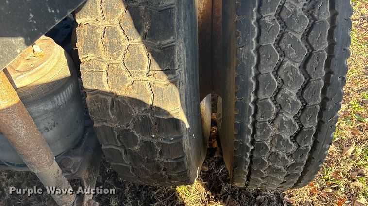 image for item FG1602 1998 Mack CH613 semi truck