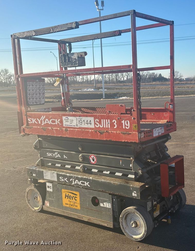 image for item FG1620 2018 Skyjack SJIII 3219 scissor lift