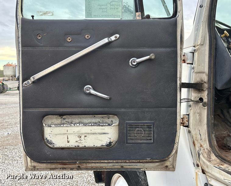 image for item FG1635 1988 Ford LN8000 crane truck