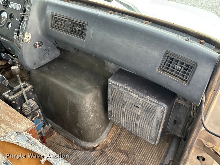 image for item FG1635 1988 Ford LN8000 crane truck