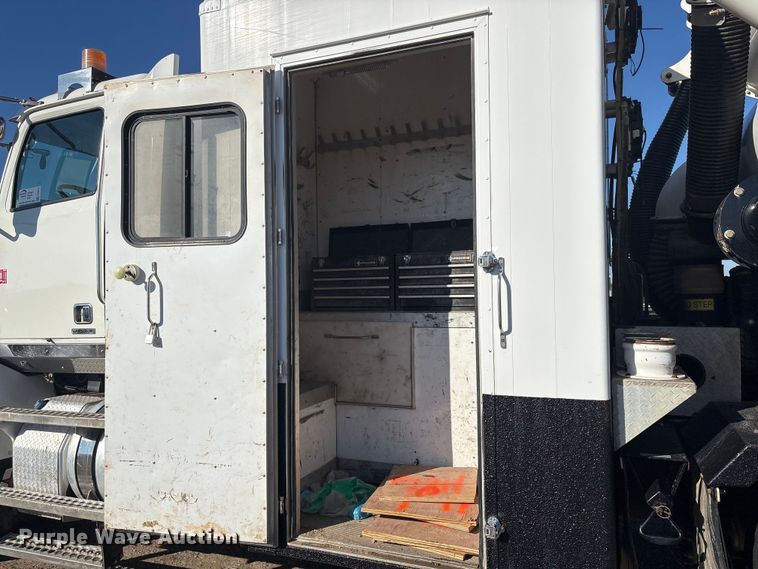 image for item FI0075 2016 Western Star 4900 hydrovac truck