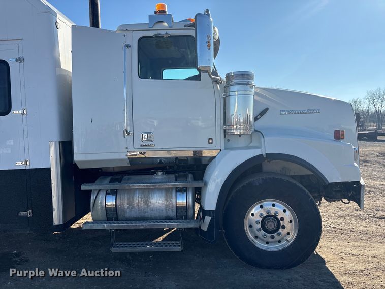 image for item FI0075 2016 Western Star 4900 hydrovac truck