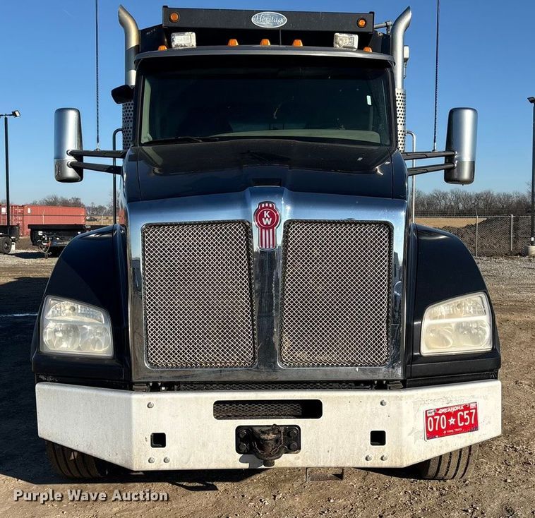image for item FI0076 2018 Kenworth T880 dump truck