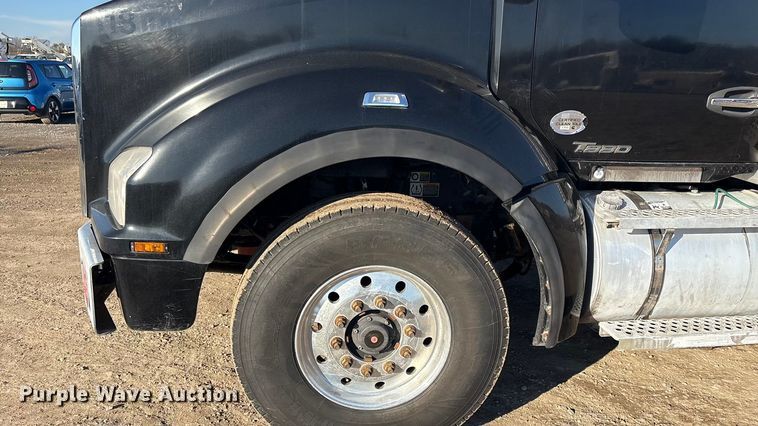 image for item FI0076 2018 Kenworth T880 dump truck
