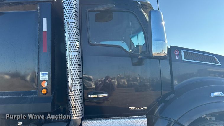 image for item FI0076 2018 Kenworth T880 dump truck