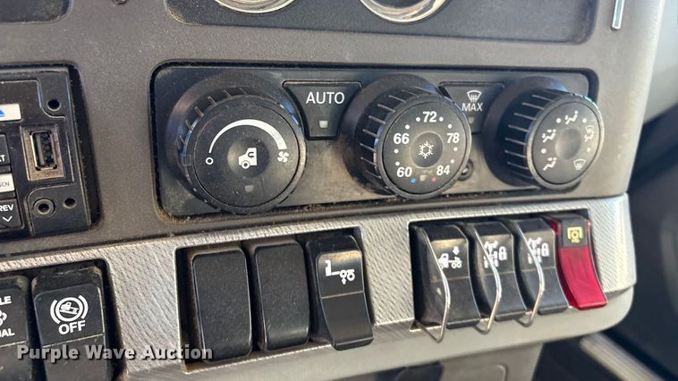 image for item FI0076 2018 Kenworth T880 dump truck