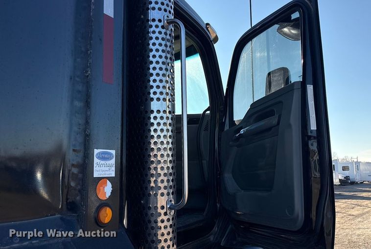 image for item FI0076 2018 Kenworth T880 dump truck