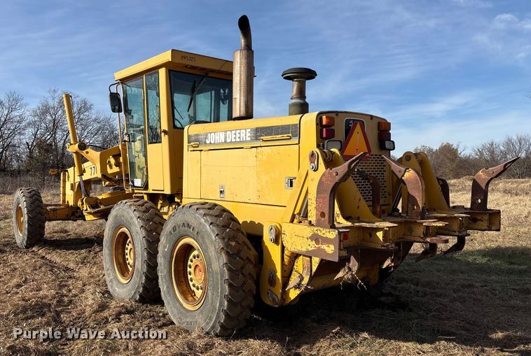 image for item FI0081 1995 John Deere 770BH motor grader