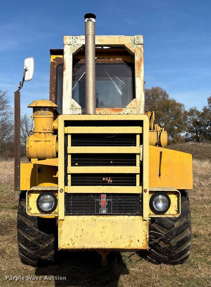 image for item FI0082 1975 International 412 elevating scraper