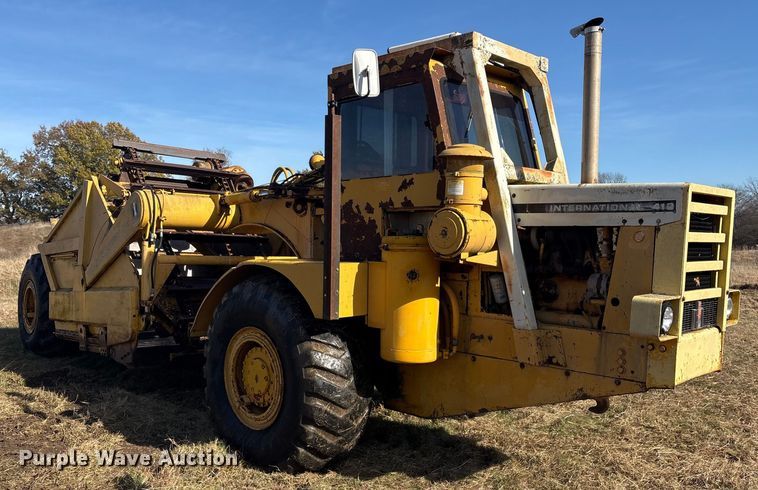 image for item FI0082 1975 International 412 elevating scraper