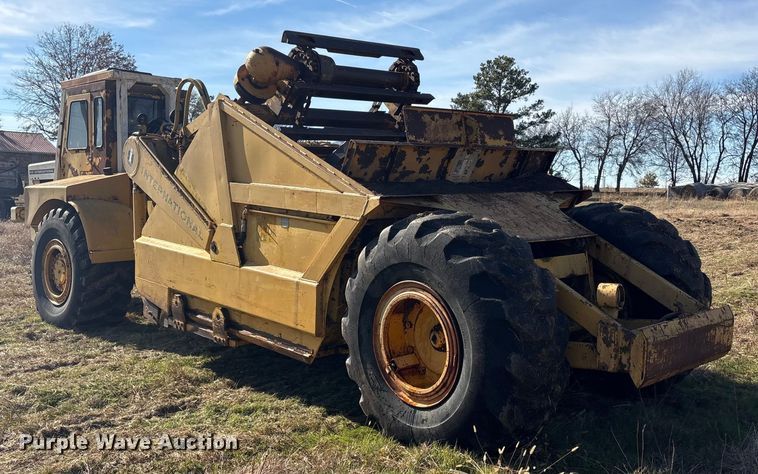 image for item FI0082 1975 International 412 elevating scraper