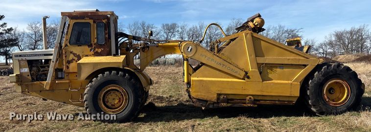 image for item FI0082 1975 International 412 elevating scraper