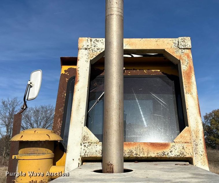 image for item FI0082 1975 International 412 elevating scraper