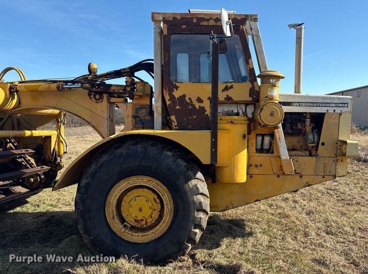 image for item FI0082 1975 International 412 elevating scraper