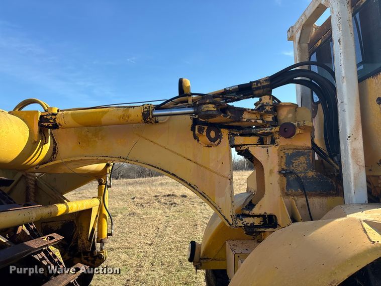 image for item FI0082 1975 International 412 elevating scraper