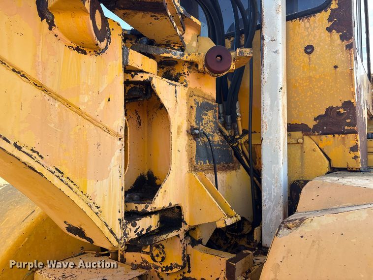 image for item FI0082 1975 International 412 elevating scraper