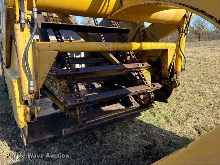 image for item FI0082 1975 International 412 elevating scraper