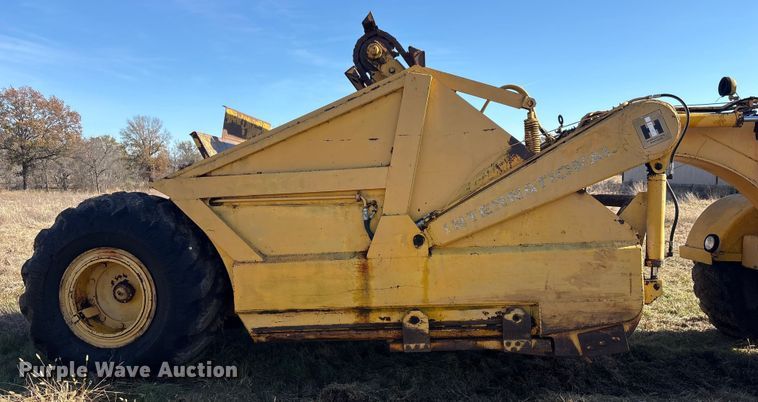 image for item FI0082 1975 International 412 elevating scraper