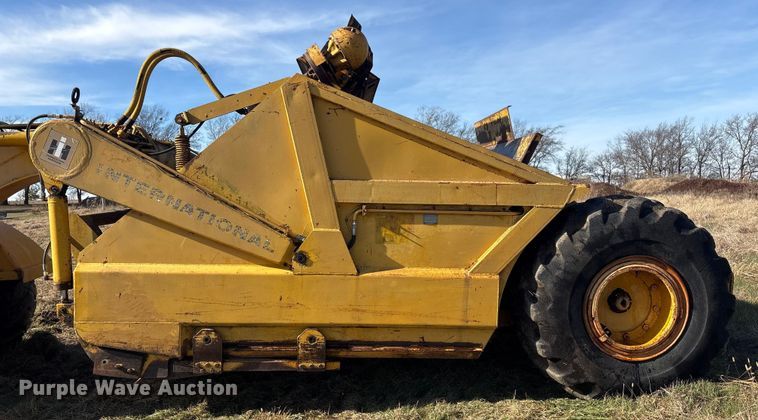 image for item FI0082 1975 International 412 elevating scraper