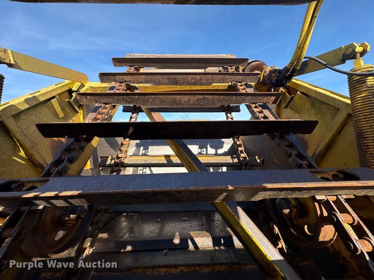 image for item FI0082 1975 International 412 elevating scraper