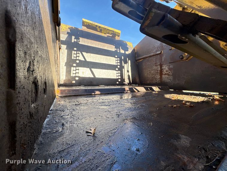 image for item FI0082 1975 International 412 elevating scraper