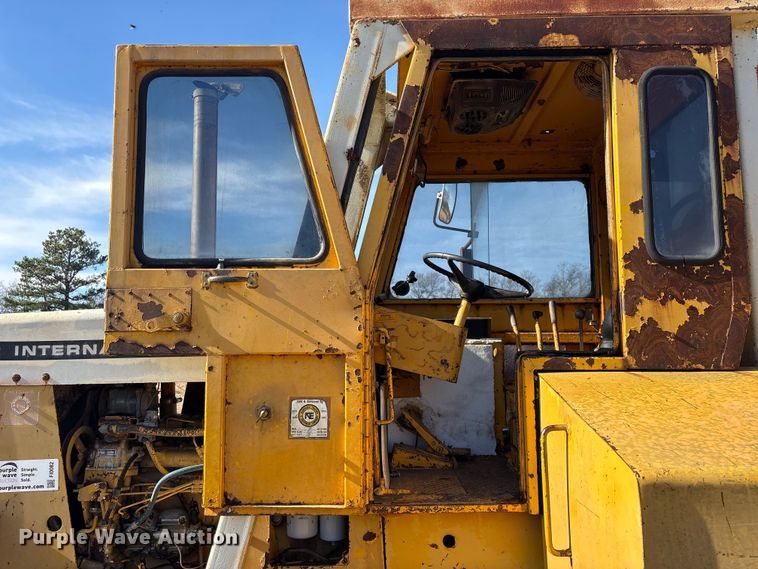 image for item FI0082 1975 International 412 elevating scraper