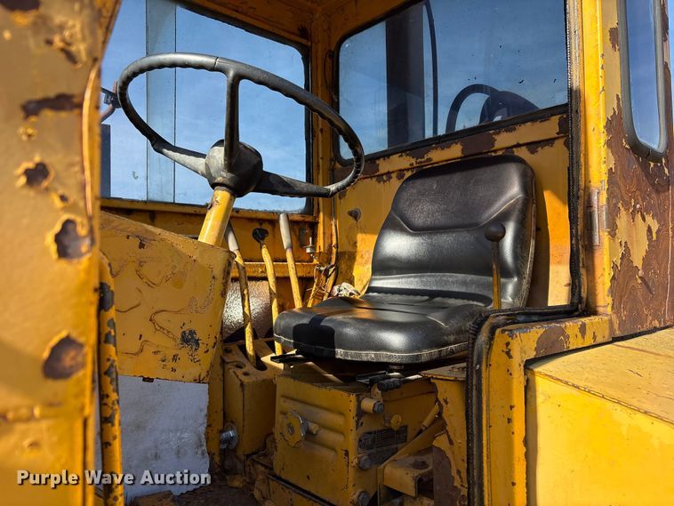 image for item FI0082 1975 International 412 elevating scraper