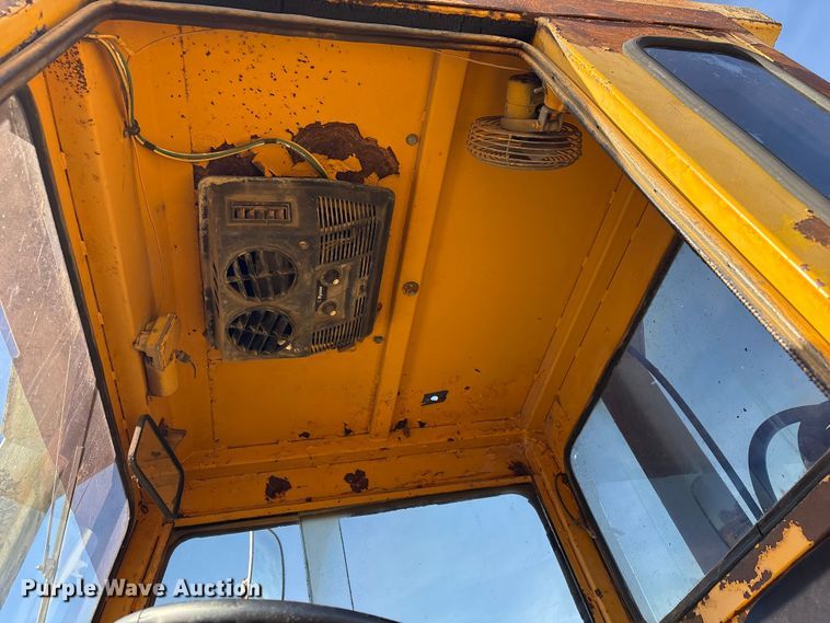 image for item FI0082 1975 International 412 elevating scraper