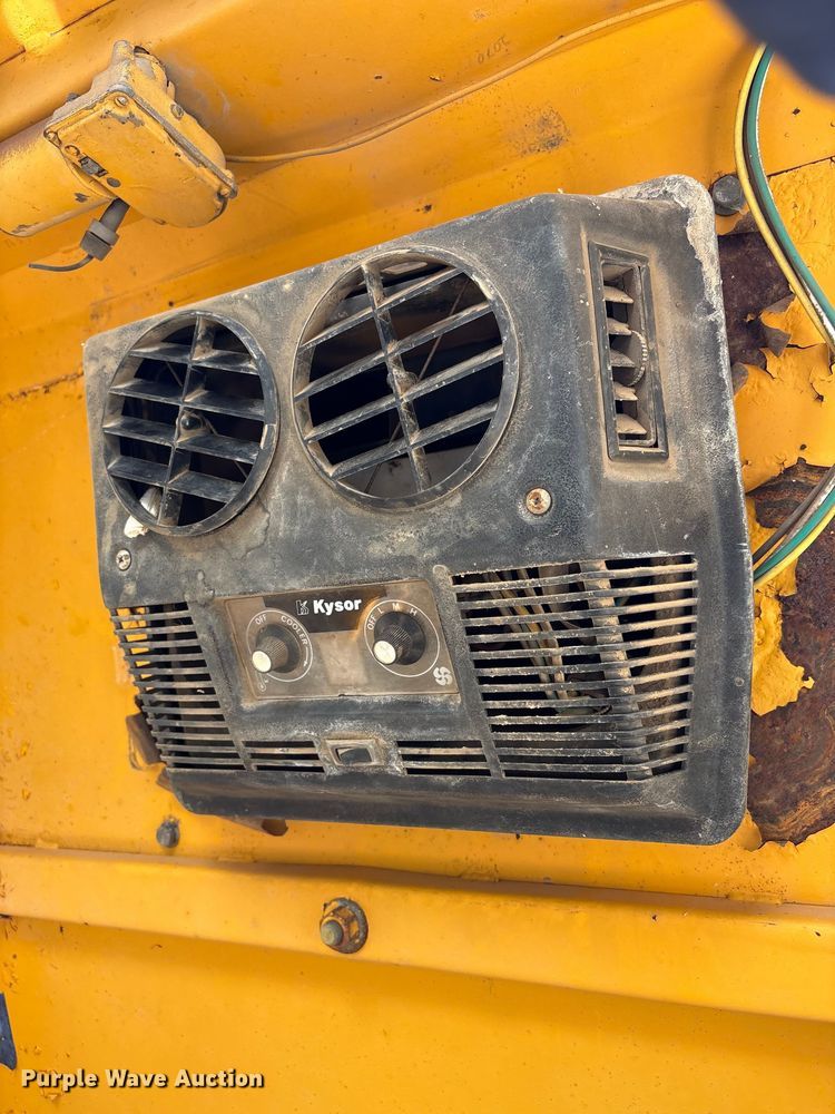 image for item FI0082 1975 International 412 elevating scraper