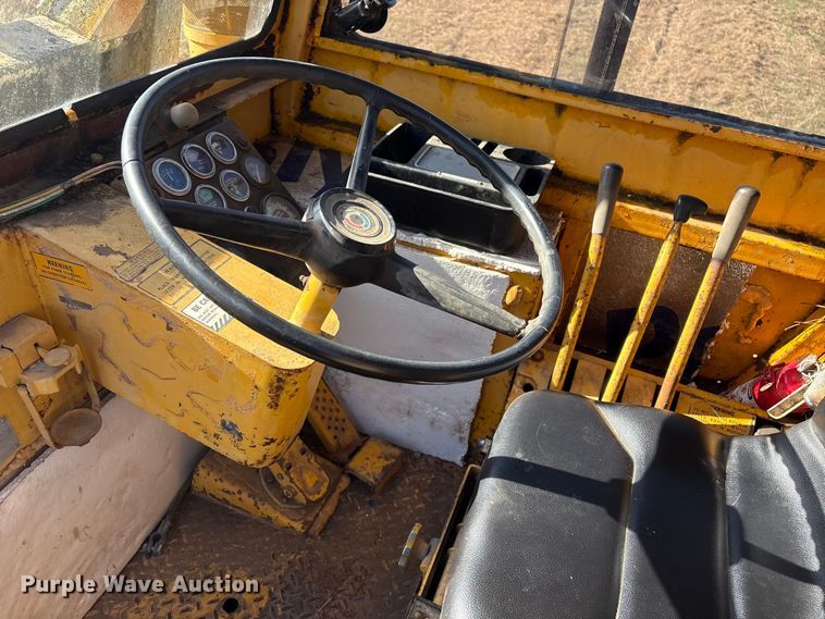 image for item FI0082 1975 International 412 elevating scraper