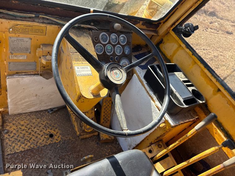 image for item FI0082 1975 International 412 elevating scraper