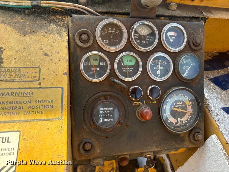 image for item FI0082 1975 International 412 elevating scraper